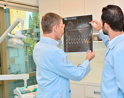 Implantes Dent�rios - S� Caye Odontologia